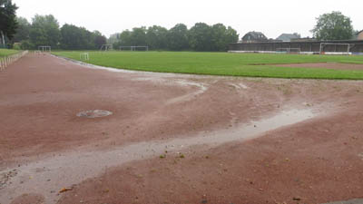 sportplatz unter wasser