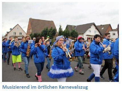 musizierend in kanevalszug
