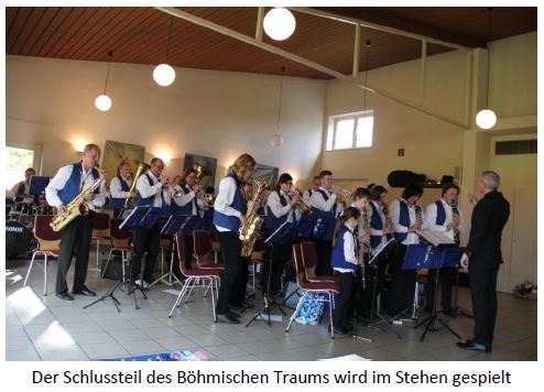 Der Schlussteil des Böhmischen Traums wird im Stehen gespielt