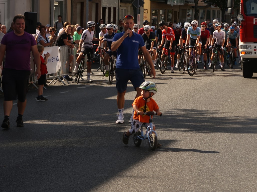 Ferdinand wird unter Jubel von Daniel Knyss ins Ziel begleitet beim Kinderrennen des 47. Erftpokals 2022